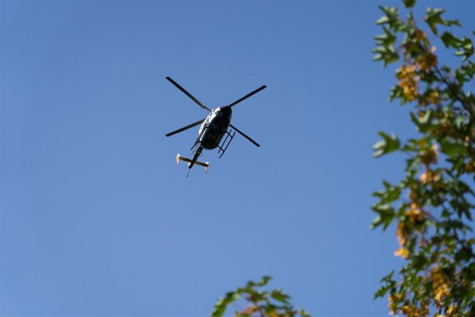 Un helicóptero sobrevuela el cielo. 