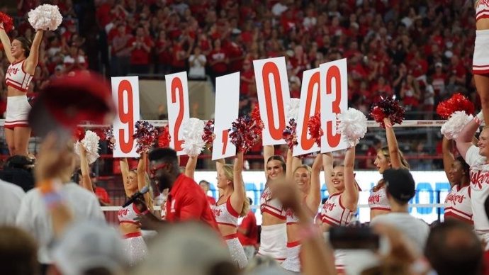 Récord de asistencia a un evento deportivo femenino con 92.003 personas en un partido de voleibol en Nebraska