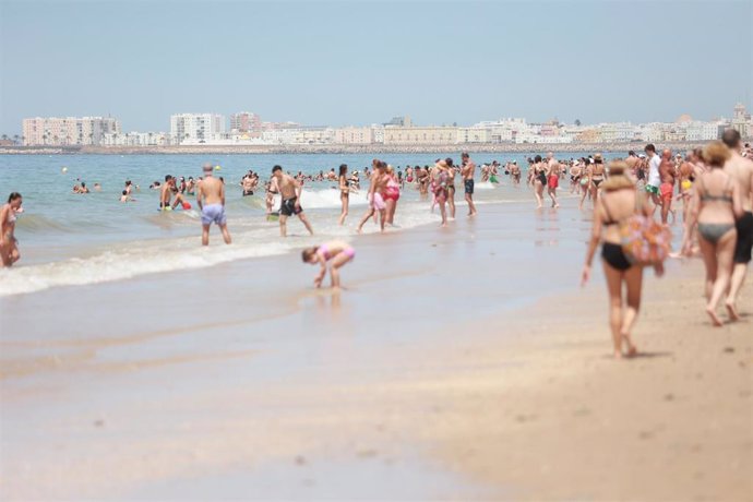 Imagen de la playa de la Victoria de Cádiz