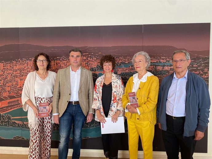 La portavoz del Equipo de Gobierno, Celia Sanz, la presidenta de la Asociación Amigos del Plus Ultra, Elvira Mendoza, el tesorero y la coordinadora de Cursos de Amigos del Plus Ultra y el gerente de Fundación Caja Rioja, Carlos Fuentes.
