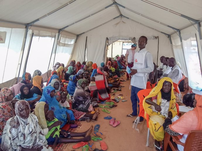 Refugiados sudaneses en un centro médico de la ONG Médicos sin Fronteras (MSF) en Chad