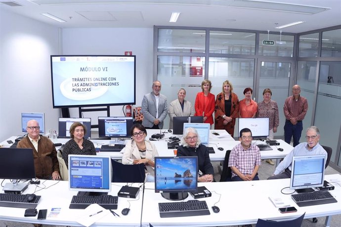 El consejero de Universidad, Innovación y Transformación Digital del Gobierno de Navarra, Juan Cruz Cigudosa, visita un curso del programa 'Aventura Digital'.