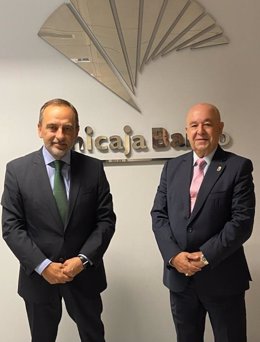 El acuerdo ha sido firmado recientemente por el director territorial de Banca Comercial de Unicaja Banco en Málaga, Agustín Sánchez, y el presidente de la Federación Malagueña de Peñas, Manuel Curtido.