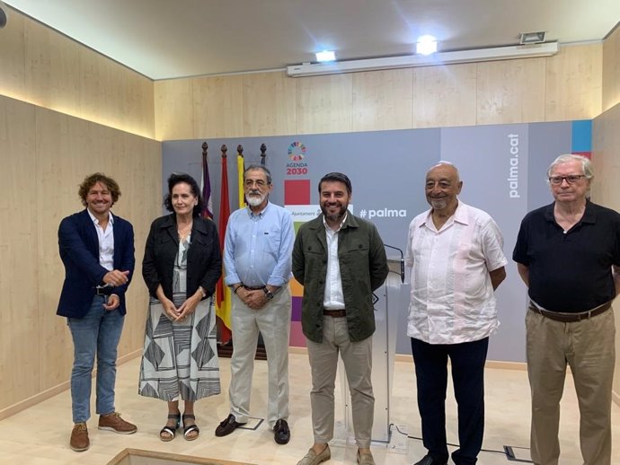 El regidor de Cultura del Ayuntamiento de Palma, Javier Bonet, junto con los organizadores de las Jornadas de Cultura Judía en Palma