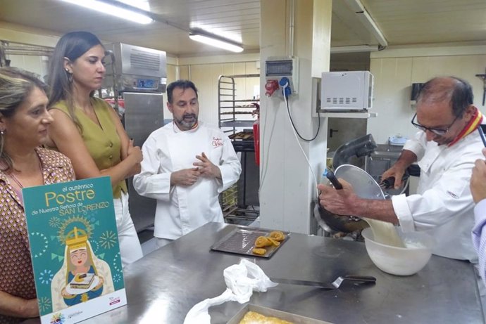 Un momento de la confección del postre en honor a Nuestra Señora de San Lorenzo.