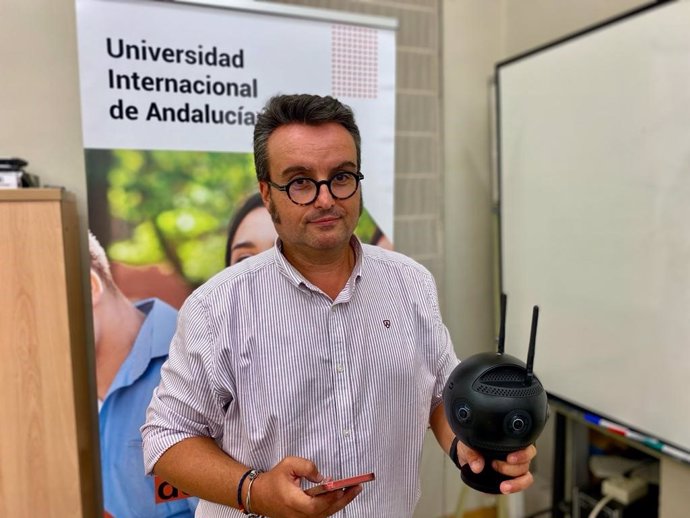 El experto Manuel Serrano en el curso 'Uso educativo de la realidad aumentada, virtual y extendida' de la UNIA.