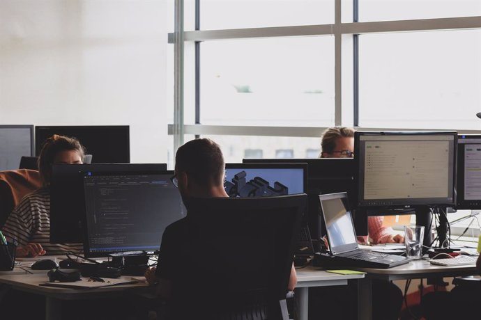 Personas trabajando en una oficina