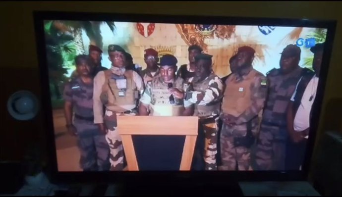 Captura de pantalla de la comparecencia de un grupo de miembros del Ejército de Gabón para anunciar la toma del poder tras la reelección de Ali Bongo como presidente