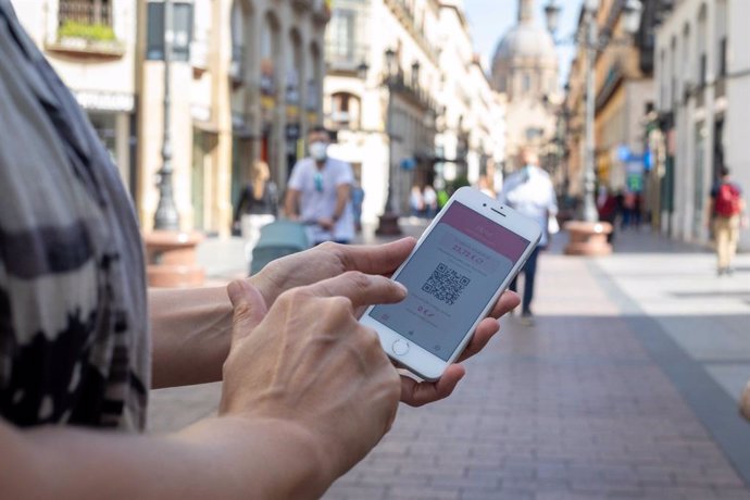 Archivo - El Ayuntamiento de Zaragoza devuelve hasta el 50% de las compras usando la app 'Volveremos'.