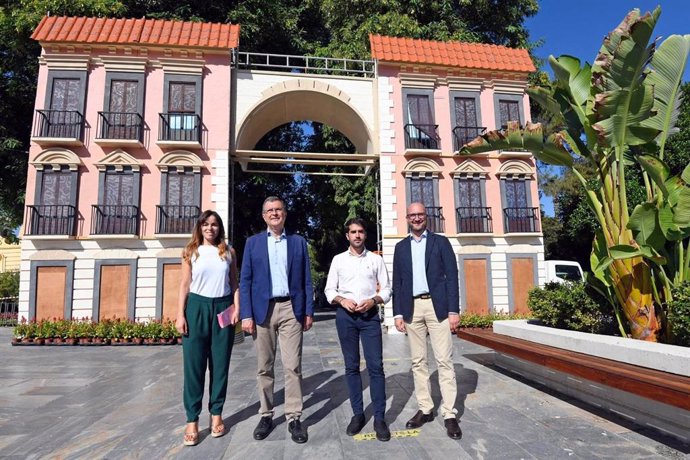 Pórtico que recrea la fachada del Palacio de Codorniú, y que da la bienvenida a los murcianos y visitantes en los Huertos del Malecón