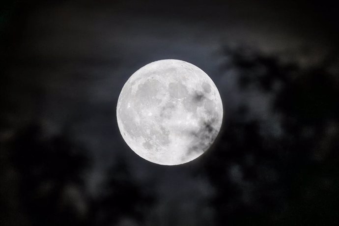 Vista de la superluna azul, a 30 de agosto de 2023, en Madrid (España). Hoy se puede observar en el cielo la segunda luna llena de agosto, conocida como la 'superluna azul' o de 'cosecha'. La superluna azul se da cuando ocurren simultáneamente una su