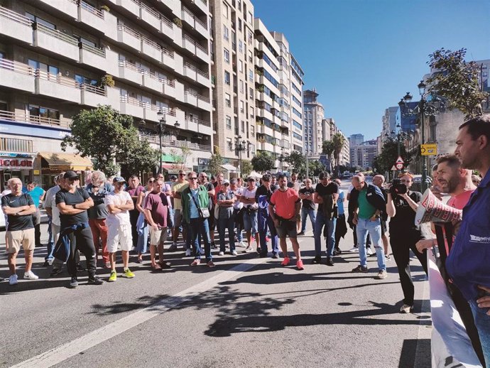 Trabajadores de Metalships concentrados frente a la sede del Círculo de Empresarios en Vigo, cuyo presidente, Manuel Rodríguez, es propietario del grupo al que pertenece el astillero.