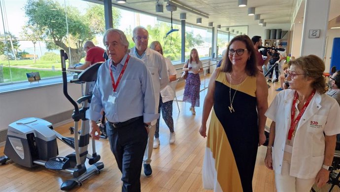 La consellera de Salud, Manuela García, durante la visita al centro hospitalario.