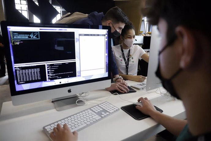 Archivo - Varios estudiantes en un momento de las clases de campus de programación 42 Málaga en una imagen de archivo 