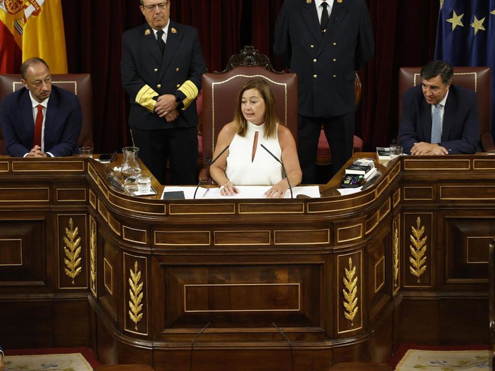 Francina Armengol, presidenta del Congreso, con sus vicepresidentes Alfonso Rodríguez Gómez de Celis (PSOE) y José Antonio Bermúdez de Castro (PP).