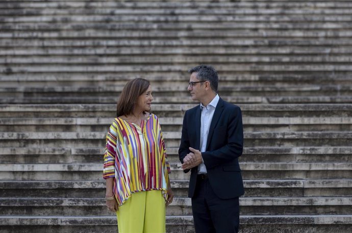 El ministro de la Presidencia, Relaciones con las Cortes y Memoria Democrática en funciones, Félix Bolaños y la directora de la Biblioteca Nacional de España, Ana Santos Aramburo, durante su visita a la exposición El exilio intelectual en Puerto Rico.