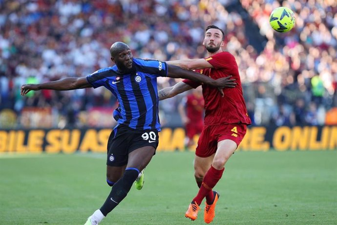 Archivo - El delantero belga Romelu Lukaku disputando  un partido con el Inter de Milán frente al AS Roma.