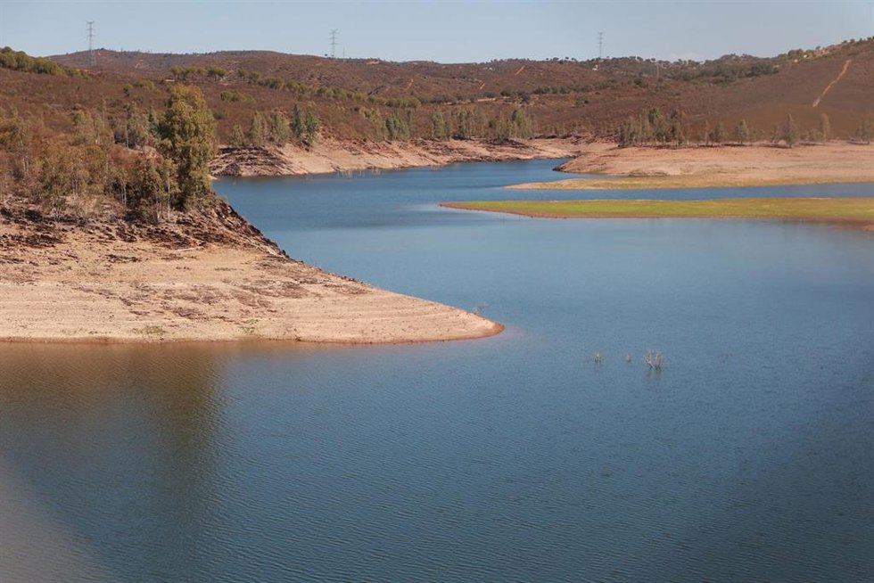 Vista general del Pantano de Aznalcóllar, a 29 de agosto de 2023 en Sevilla (Andalucía, España). 