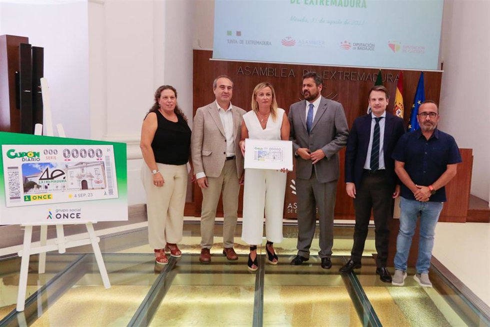 Presentación del cupón conmemorativo del 40 aniversario de Estatuto de Autonomía de Extremadura