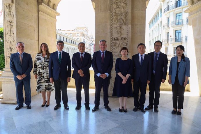 Archivo - La delegación china, con el alcalde en el centro, en el balcón del Ayuntamiento.