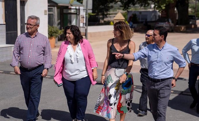 El presidente de la Diputación con la alcaldesa de Santa Cruz en una imagen de archivo de una visita al municipio