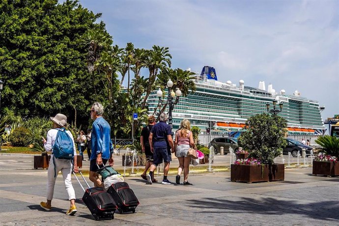 Archivo - Turistas del crucero anclado en el puerto de Cádiz.