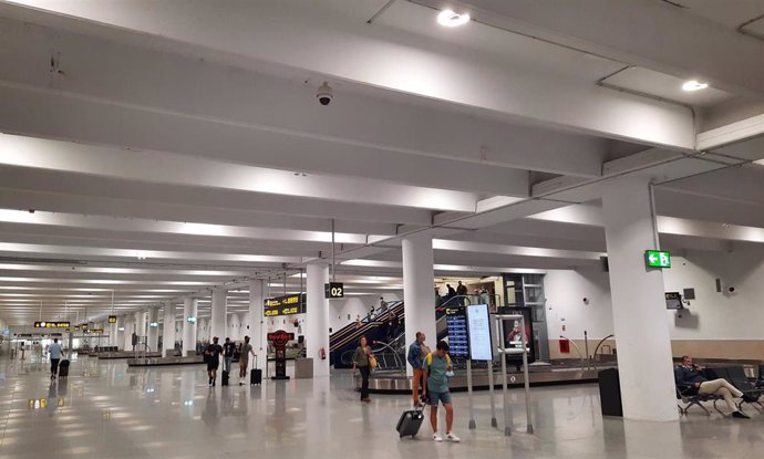 Archivo - Nueva sala de recogida de equipajes del edificio terminal en el Aeropuerto de Sevilla.