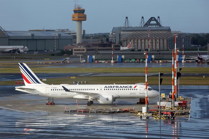 Archivo - FILED - 16 September 2022, Hamburg: A plane of the French airline Air France stands at Hamburg Airport. More than 13 years after an Air France plane carrying 228 people plunged into the sea as it flew from Rio de Janeiro to Paris, the airline 