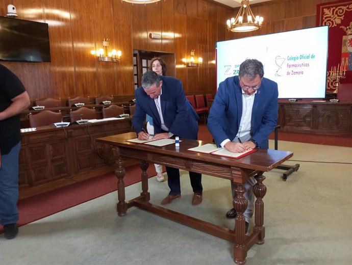 El presidente de la Diputación de Zamora, Javier Faúndez, y el presidente del Colegio de Farmacéuticos, Juan Prieto Corpas, durante la firma del convenio.