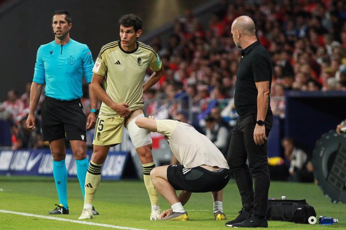 Jesus Vallejo siendo atendido por los servicios médicos del Granada en el partido ante el Atlético de Madrid.