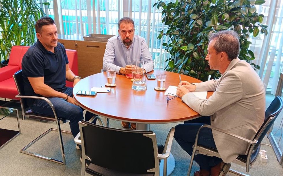 Javier Fernández Lanero (UGT), José Manuel Zapico (CCOO) y el consejero de Ordenación de Territorio, Ovidio Zapico.