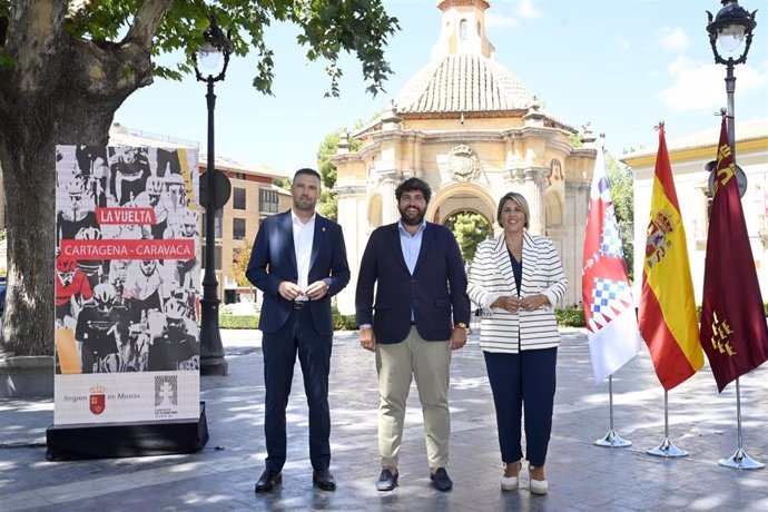 El jefe del Ejecutivo regional en funciones, Fernando López Miras, el alcalde de Caravaca de la Cruz, José Francisco García, y la alcaldesa de Cartagena, Noelia Arroyo, en la presentación de la novena etapa de la Vuelta Ciclista a España 2023