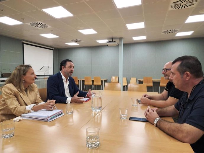 Archivo - El conseller de Empresa, Empleo y Energía, Alejandro Sáenz de San Pedro, junto con la directora general de Trabajo y Salud Laboral, Catalina Cabrer, en una reunión con los secretarios generales de CCOO y UGT, José Luis García y Lorenzo Navarro