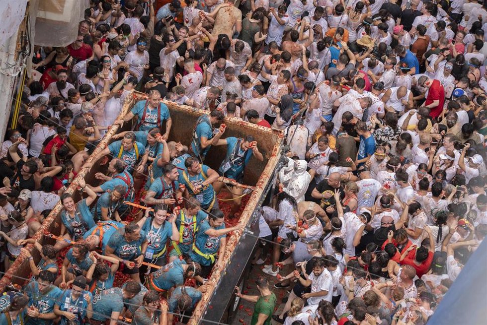 Centenares de personas durante la fiesta de La Tomatina