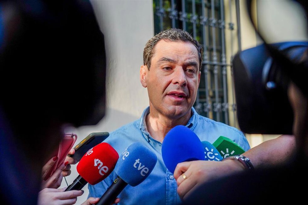 Archivo - El presidente del PP andaluz y de la Junta, Juanma Moreno atiende a los medios a su llegada a la sede de PP-A en la calle San Fernando a 23 de julio del 2023. (Foto de archivo).