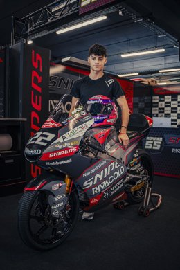 El piloto español David Almansa posando con la moto de su nuevo equipo en el Mundial de Moto3, el Snipers Team.