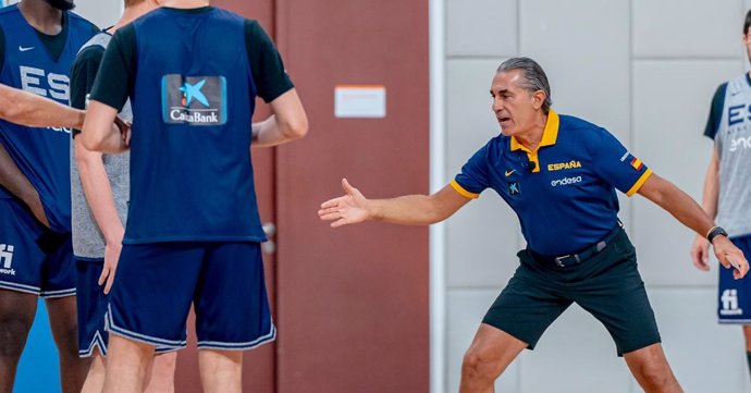 El técnico de la selección española de baloncesto, Sergio Scariolo, durante un entrenamiento en el Mundobasket 2023.