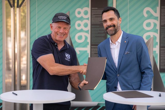 El conseller d'empresa i Treball, Roger Torrent (d), i el ceo de la Copa Amèrica, Grant Dalton (i), posen després de la presentació d'un conveni de col·laboració, en la Terminal Drassanes del Port de Barcelona, a 31 d'agost de 2023, a Barcelona