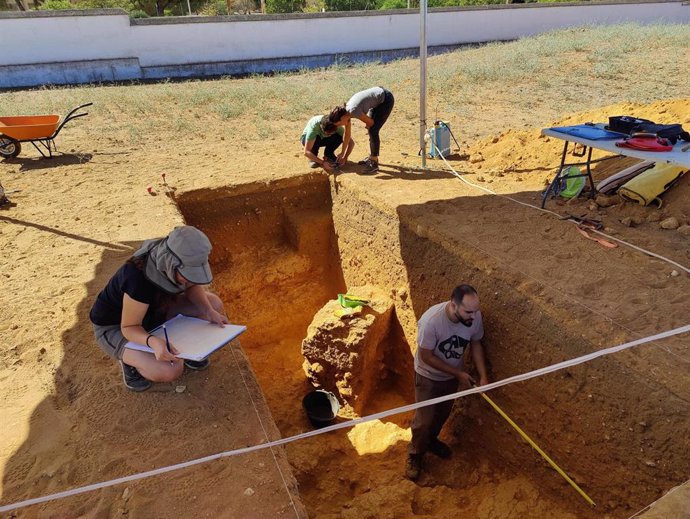 Alumnos y profesores del curso Arqueología de campo en plena tarea