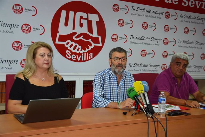 Miembros de la UGT presentan la campaña Verdeo 2023 en Sevilla.