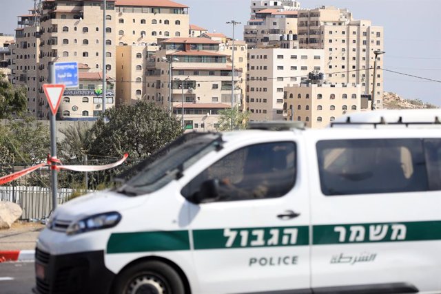 Un coche de la Policía de Israel en los alrededores del campamento de refugiados palestinos de Shuafat, en Jerusalén Este