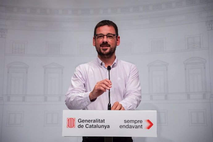 El alcalde de Girona, Lluc Salellas (i), comparece ante los medios de comunicación tras una reunión con el presidente de la Generalitat, Pere Aragons en el Palau de la Generalitat de Catalunya, a 31 de agosto de 2023, en Barcelona, Catalunya (España).  