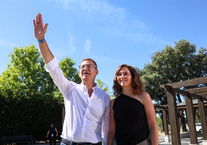 La presidenta de la Comunidad de Madrid, Isabel Díaz Ayuso, y el presidente del PP, Alberto Núñez Feijóo, a su llegada a un acto en Collado Villalba