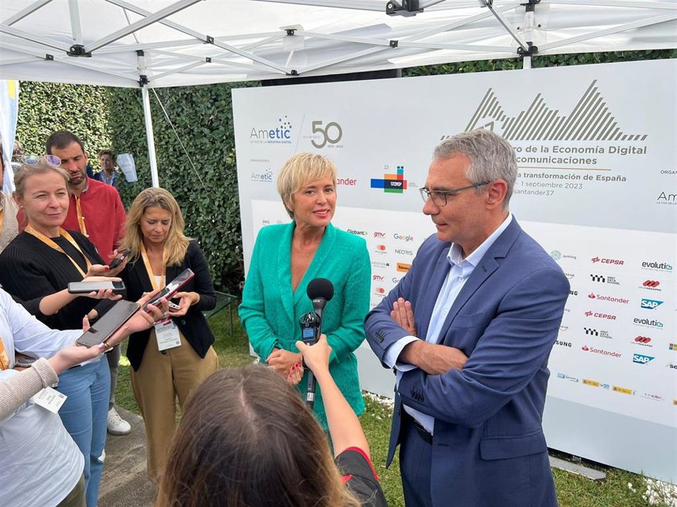Archivo - La sec. De Estado de Digitalización e Inteligencia Artificial, Carme Artigas, y el director general de Red.Es, Alberto Martínez Lacambra, en el 37 'Encuentro de la economía digital y las telecomunicaciones' de Ametic, en Santander, a 31 de ago