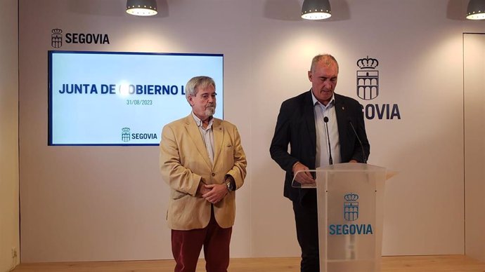 El alcalde de Segovia, José Mazarías, con el concejal de Urbanismo, Alejandro Gómez Salamanca.