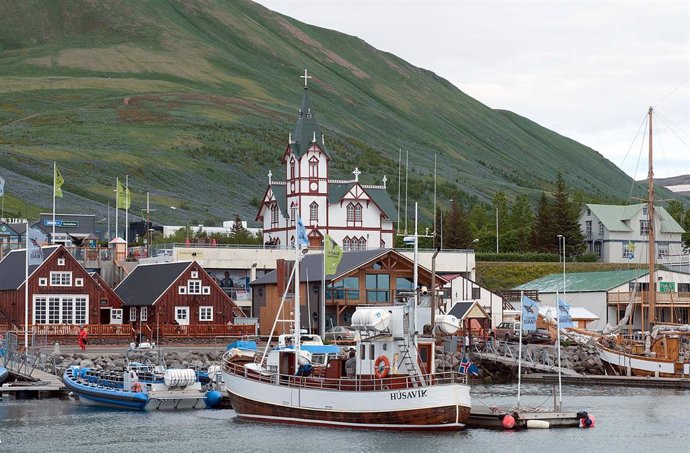 Archivo - Vista del puerto de Husavik, en Islandia