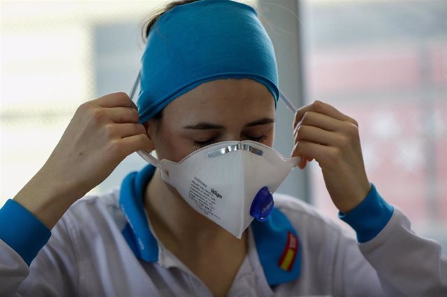 Archivo - La enfermera del SUMMA Raquel Lafuente descansa en las instalaciones del Servicio de Urgencia Médica (SUMMA 112) durante un día de trabajo en el estado de alarma decretado por el Gobierno por la pandemia, en Madrid (España) a 26 de abril de 2020