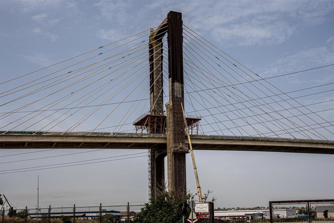 Vistas del puente del Centenario donde se está realizando obras de sustitución de tirantes y de ampliación de la plataforma 