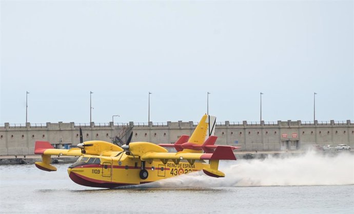 Un hidroavión acude al puerto a repostar agua, a 18 de agosto de 2023, en Santa Cruz de Tenerife, Tenerife, Canarias (España)