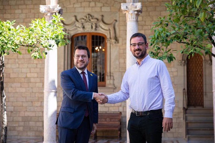 El presidente de la Generalitat, Pere Aragons (i), y el alcalde de Girona, Lluc Salellas (d), durante una reunión en el Palau de la Generalitat de Catalunya, a 31 de agosto de 2023, en Barcelona, Catalunya (España). 